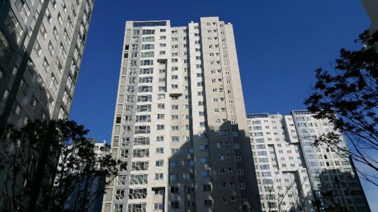 정부의 대출 규제를 피한 9억 이하 아파트로 수요자들이 몰리면서 몸값이 높아지고 있다. 사진은 래미안아트리치 아파트 전경.<지지옥션 제공>